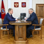 Губернатор Виктор Томенко и заместитель министра социальной защиты Алтайского края Никита Рыжих обсудили поддержку участников СВО в регионе
